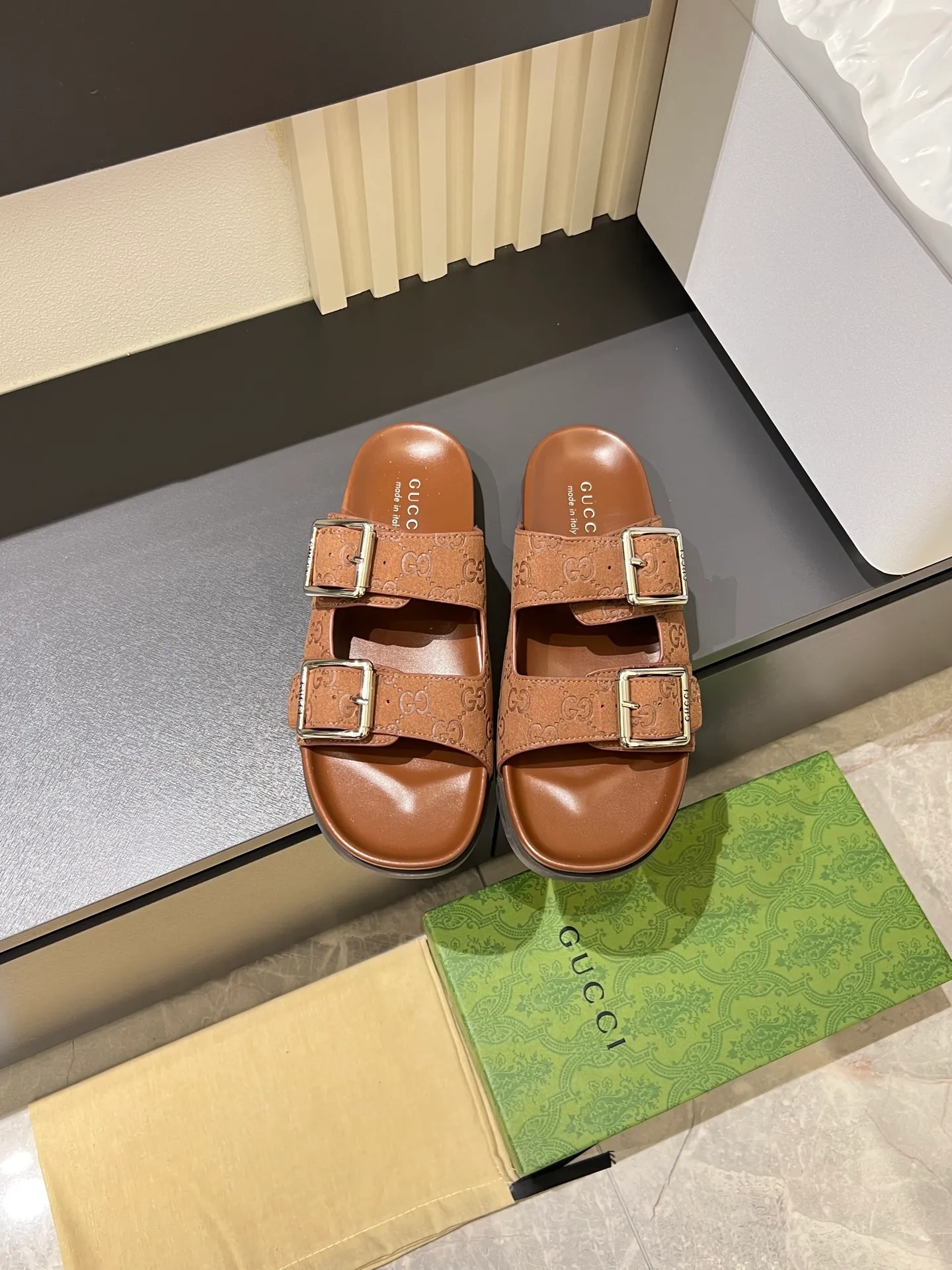 Men's Men's Shoes 💰p320 "GUCC＊" These slippers are made of GG polyester and feature a Gucci label on the front, adding a bold logo feel to the style. "Gucci Made in Italy" stamped label Rubber sole. Size 38-44